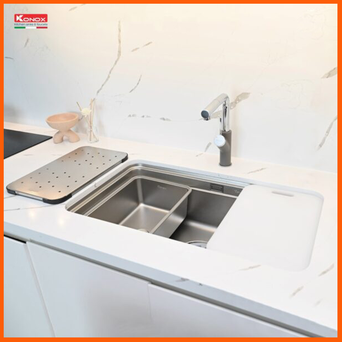 Tấm chống ồn và sơn chống ngưng tụ nước mặt sau chậu rửa KONOX KN8347SU giúp bảo vệ tủ bếp