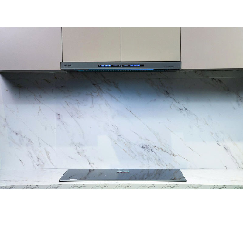 Hình ảnh lắp đặt thực tế máy hút mùi GrandX GX H70F75G trong bếp hiện đại