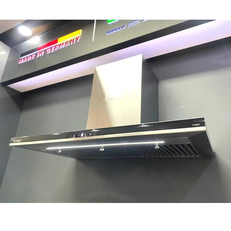Hình ảnh lắp đặt thực tế máy hút mùi Eurosun EH-90AF71 trong không gian bếp hiện đại
