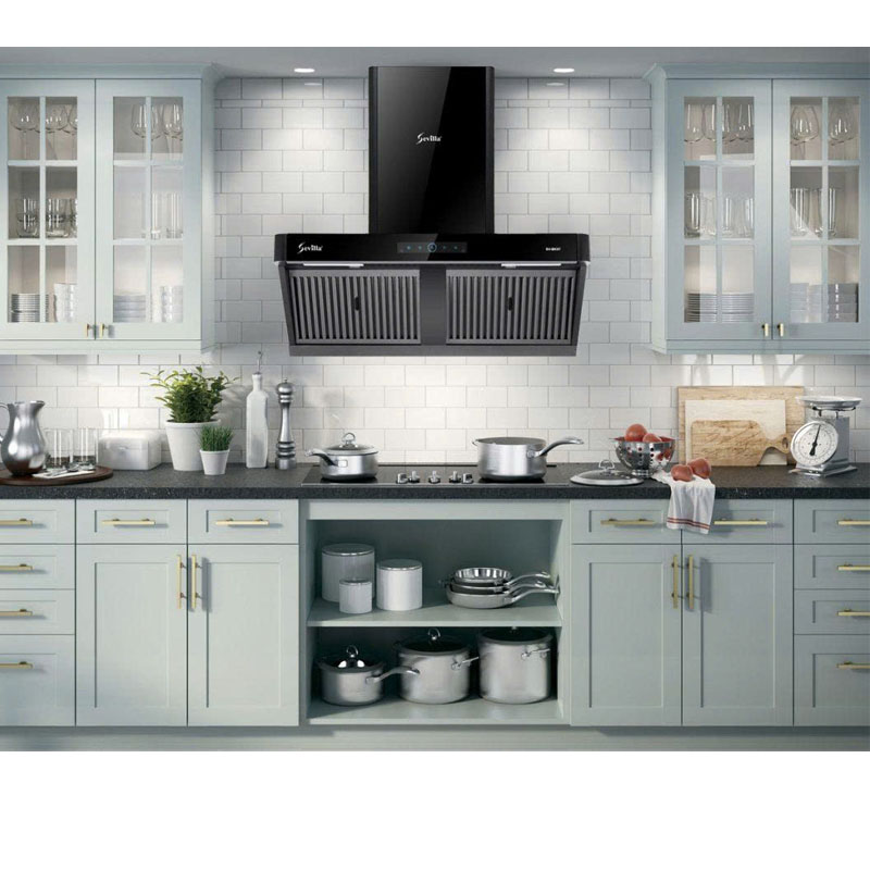 Không gian bếp sang trọng với máy hút mùi kính vát Sevilla SV BK97