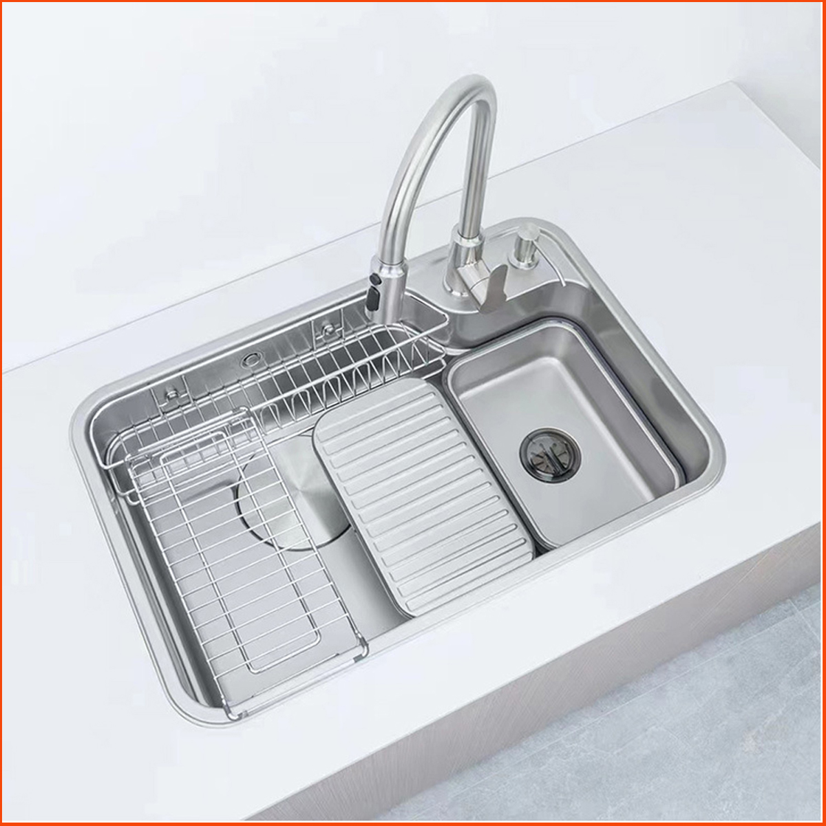 Phụ kiện đi kèm chậu rửa bát KP 7548LUX – Thớt inox, rổ úp bát, bát rác tiện lợi