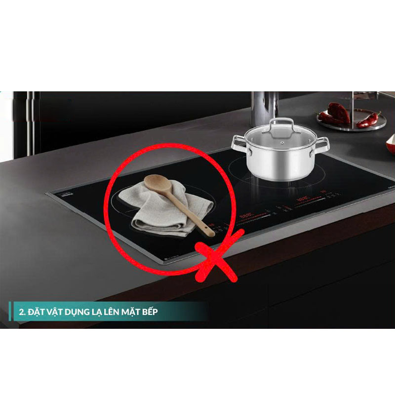 Sai lầm đặt vật dụng lạ lên mặt kính bếp từ khi nấu