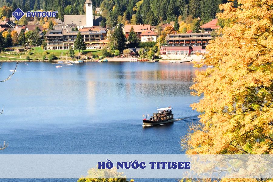 Ngẩn ngơ trước vẻ đẹp yên bình của hồ nước Titisee nổi tiếng