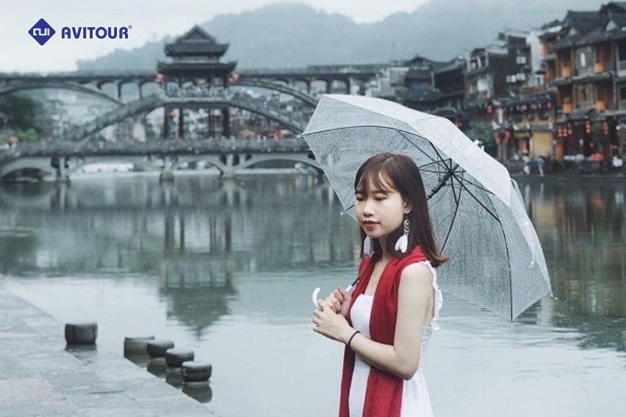 Cầu Hồng Kiều - nét đẹp trăm năm tại Phượng Hoàng cổ trấn