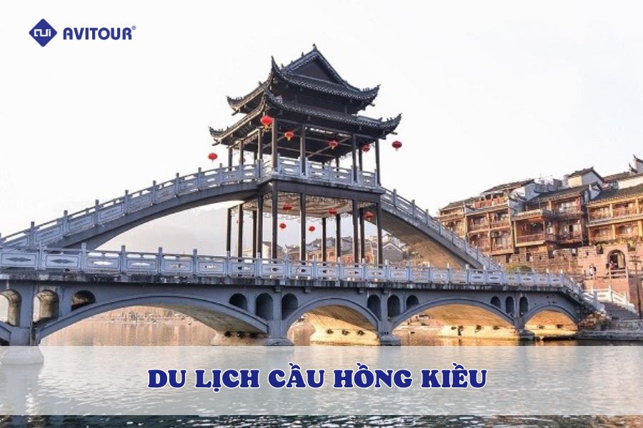 Cầu Hồng Kiều - nét đẹp trăm năm tại Phượng Hoàng cổ trấn