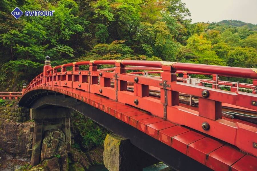 Cầu Thánh Shinkyo: Biểu tượng đỏ rực giữa núi rừng Nikko Nhật Bản