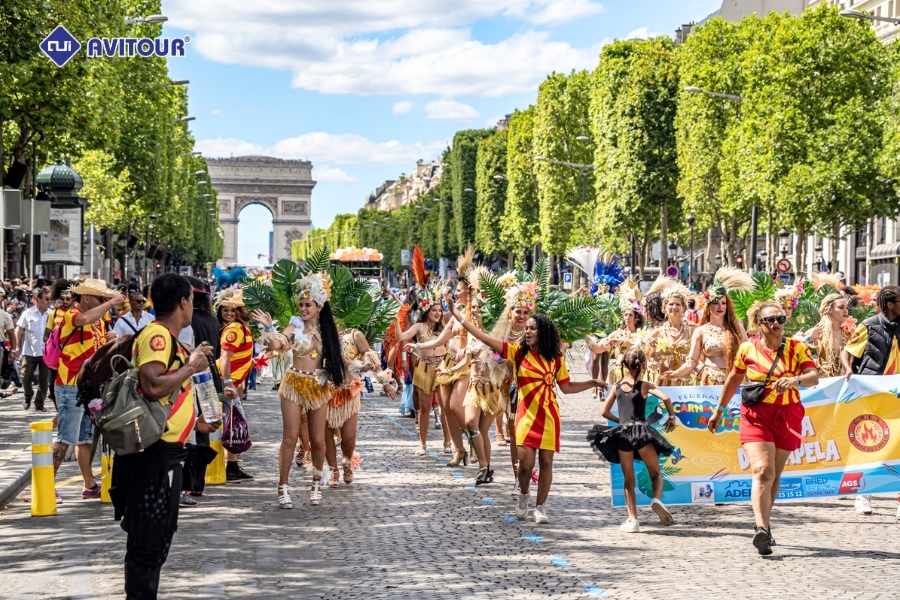 Choáng ngợp trước vẻ đẹp lộng lẫy của đại lộ Champs-Élysées