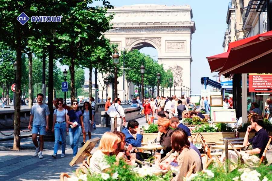 Choáng ngợp trước vẻ đẹp lộng lẫy của đại lộ Champs-Élysées