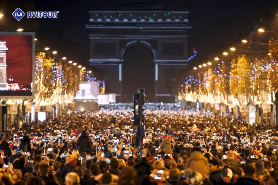 Choáng ngợp trước vẻ đẹp lộng lẫy của đại lộ Champs-Élysées