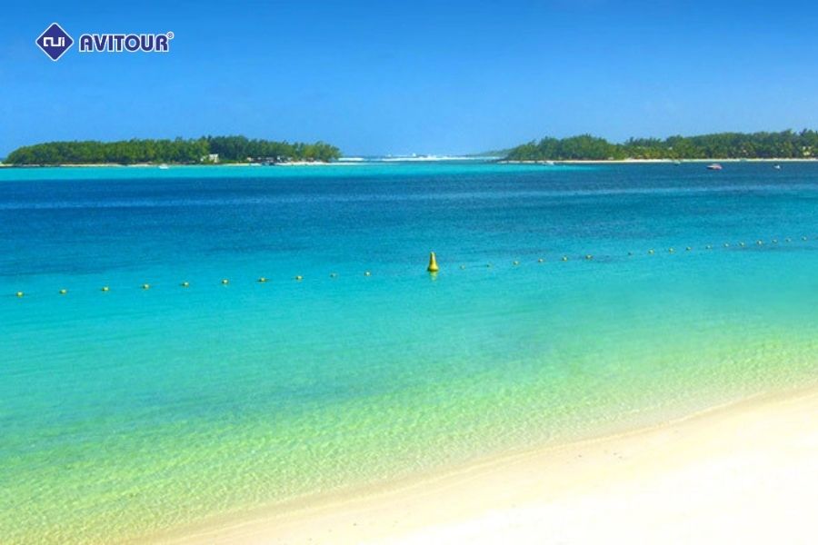 Đắm mình trong làn nước trong vắt tại công viên biển Blue Bay