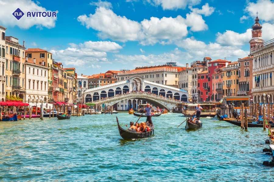 Đi thuyền Gondola tại Venice - Trải nghiệm chạm vào linh hồn thành phố nổi