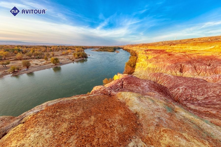 Khám phá Bãi Ngũ Sắc - "Cầu vồng trên mặt đất" đẹp hơn tranh vẽ