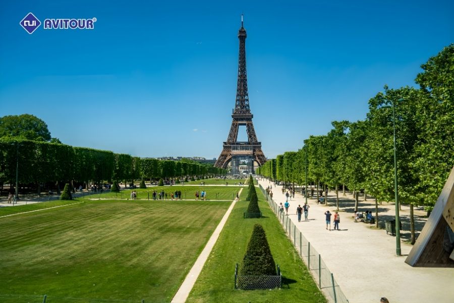 Khám phá tháp Eiffel qua lăng kính lãng mạn