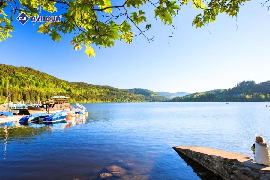 Ngẩn ngơ trước vẻ đẹp yên bình của hồ nước Titisee nổi tiếng