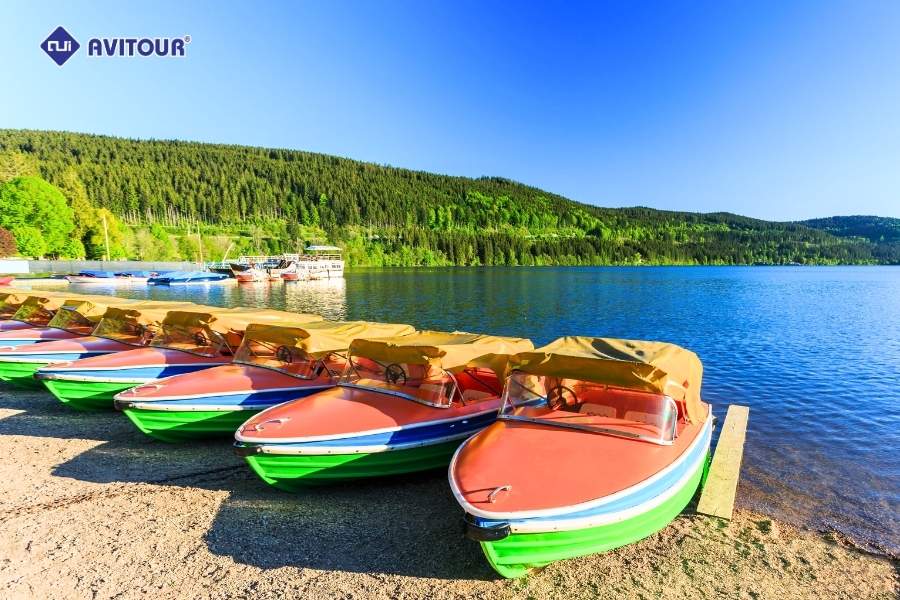 Ngẩn ngơ trước vẻ đẹp yên bình của hồ nước Titisee nổi tiếng