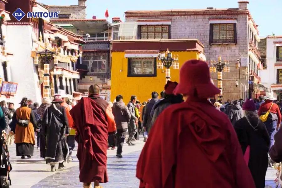 Phố Barkhor Tây Tạng: Trung tâm văn hóa và hành hương linh thiêng ở Lhasa