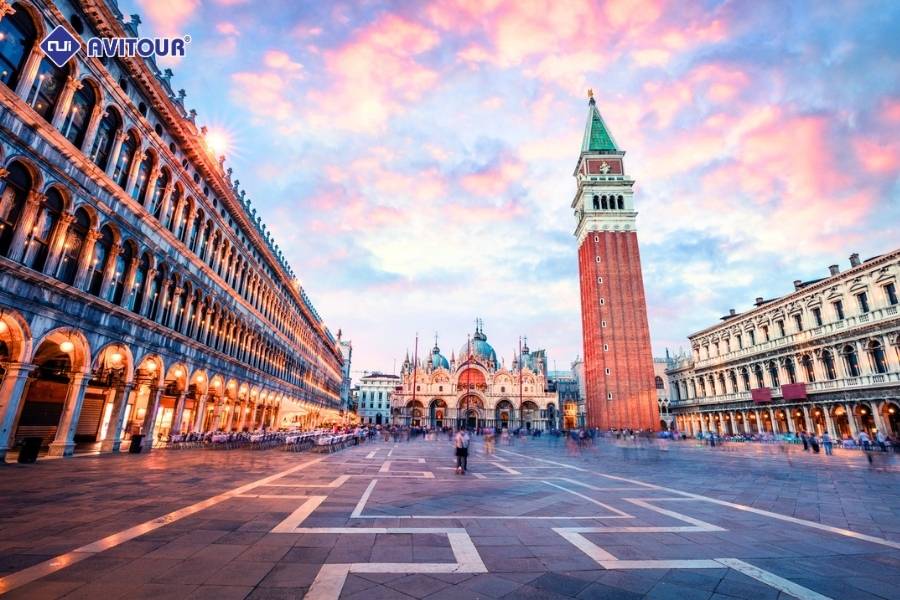 Quảng trường thánh Piazza San Marco - Biểu tượng tráng lệ của Venice
