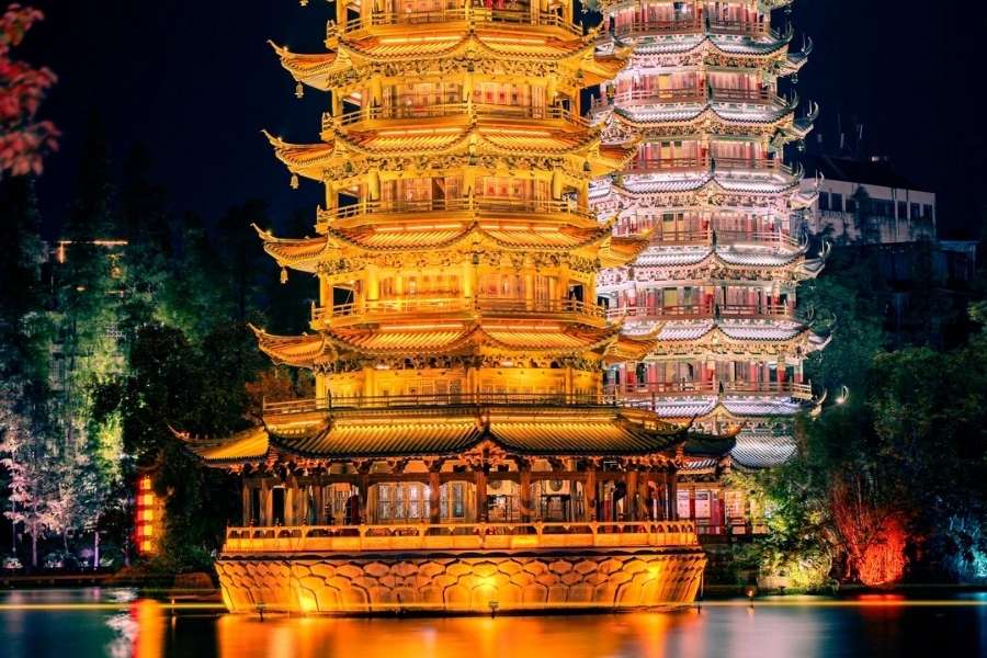 Tháp Đôi Nhật Nguyệt - Tuyệt cảnh lung linh soi bóng hồ Quế Lâm
