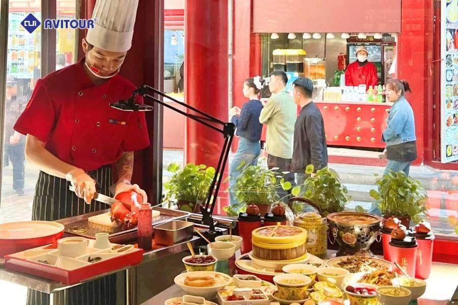 Trải nghiệm mua sắm và ẩm thực tại phố đi bộ Tiền Môn