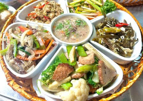 6 Năm Đồng Hành Cùng Khách Hàng: Lá Tía Tô Nấu Mâm Cỗ Chay Gieo Duyên Lành