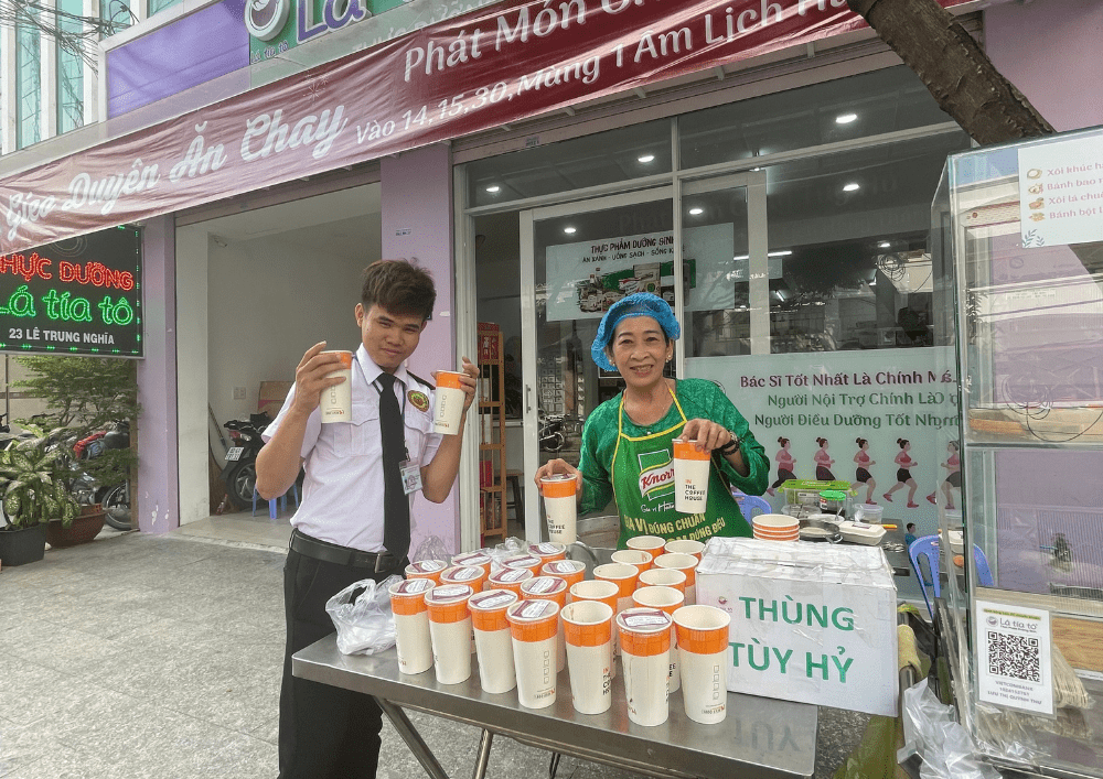 PHÁT CHÁO TỪ THIỆN - GIEO DUYÊN ĂN CHAY
