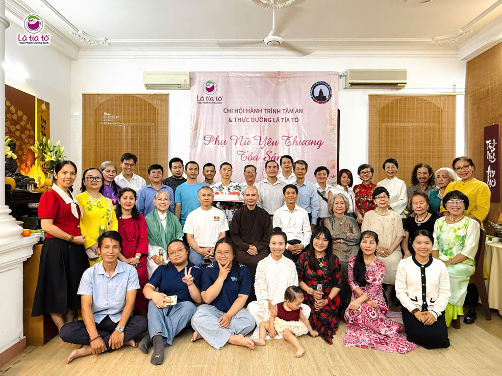 Gặp nhau trong sự bình an & yêu thương tại bếp Lá Tía Tô