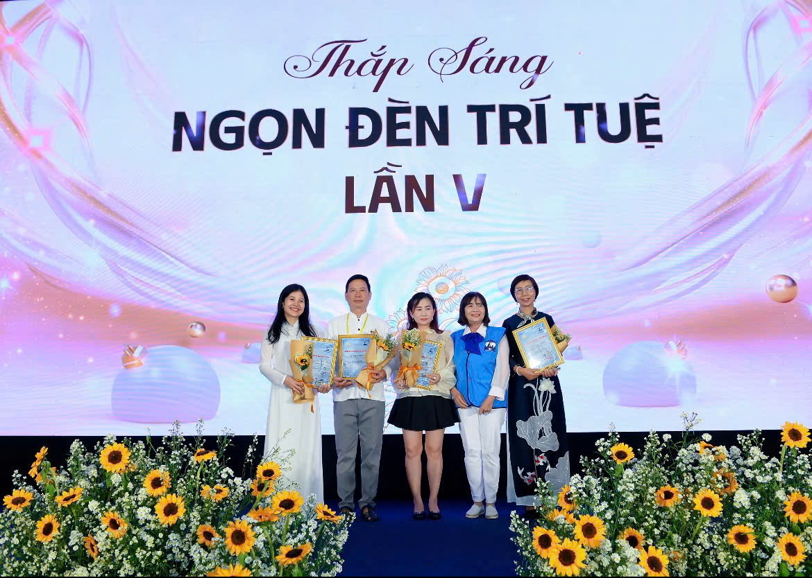 LÁ TÍA TÔ VINH DỰ ĐỒNG HÀNH CÙNG CHƯƠNG TRÌNH “THẮP SÁNG NGỌN ĐÈN TRÍ TUỆ LẦN 5”