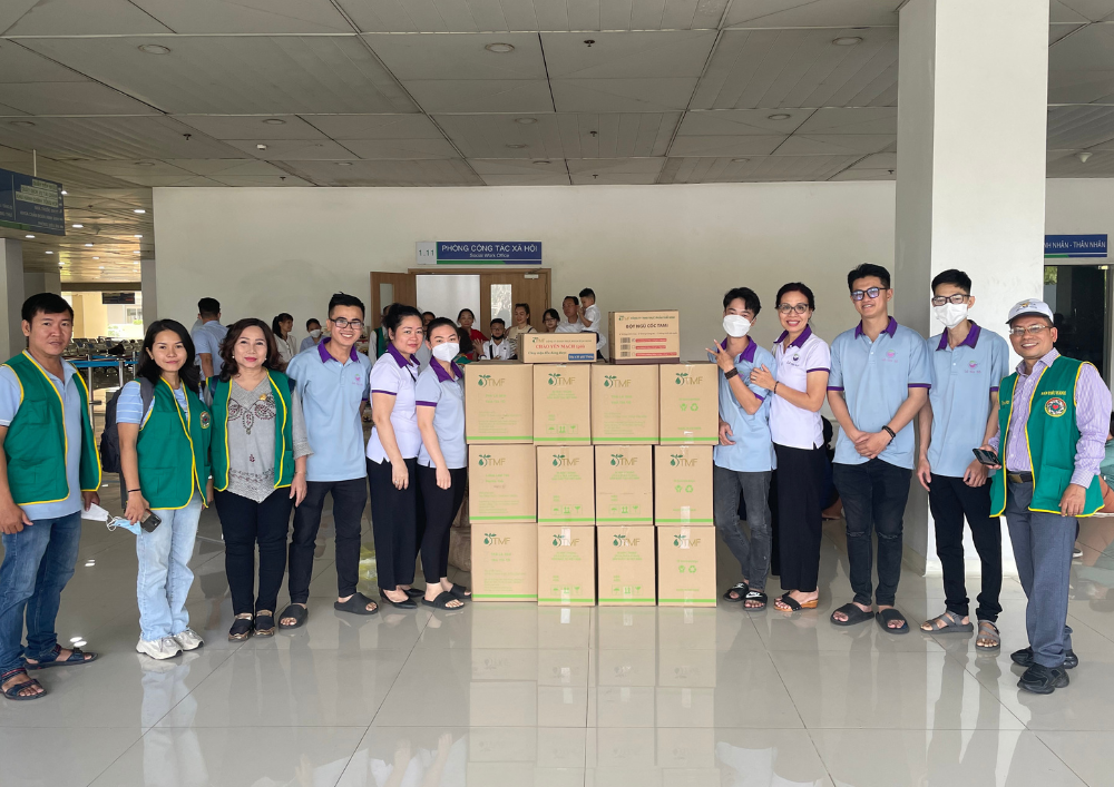 PHÁT QUÀ TẠI BỆNH VIỆN UNG BƯỚU VÀ TRUNG TÂM NHÂN ĐẠO QUÊ HƯƠNG