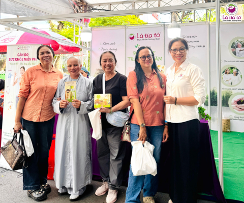 Khách tham quan chụp ảnh cùng gian hàng Lá Tía Tô tại lễ hội