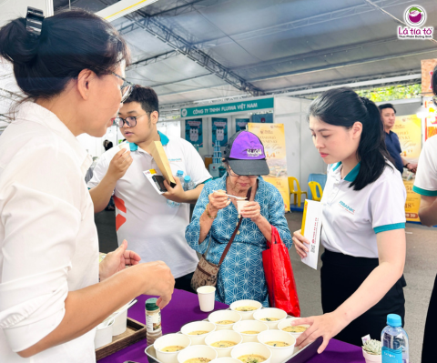 Khách tham quan thưởng thức súp diêm mạch miễn phí tại gian hàng Lá Tía Tô