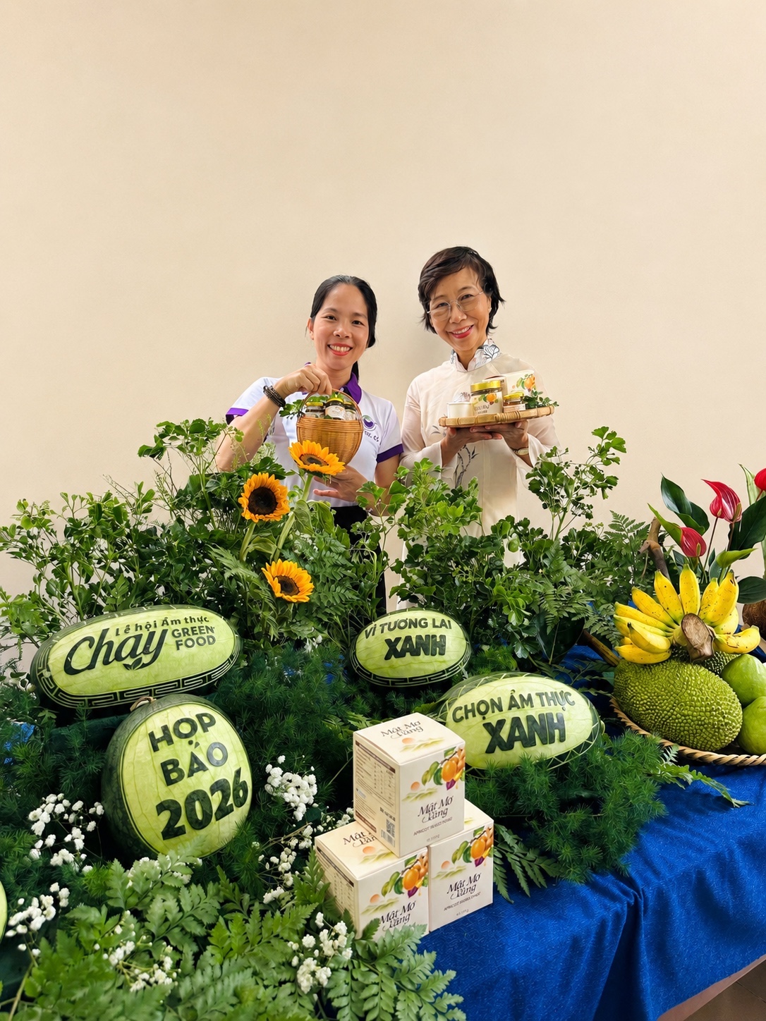Chị Phạm Thị Dung - CEO Lá Tía Tô (bên trái) cùng cô Lê Thị Ngân - Founder Lá Tía Tô.