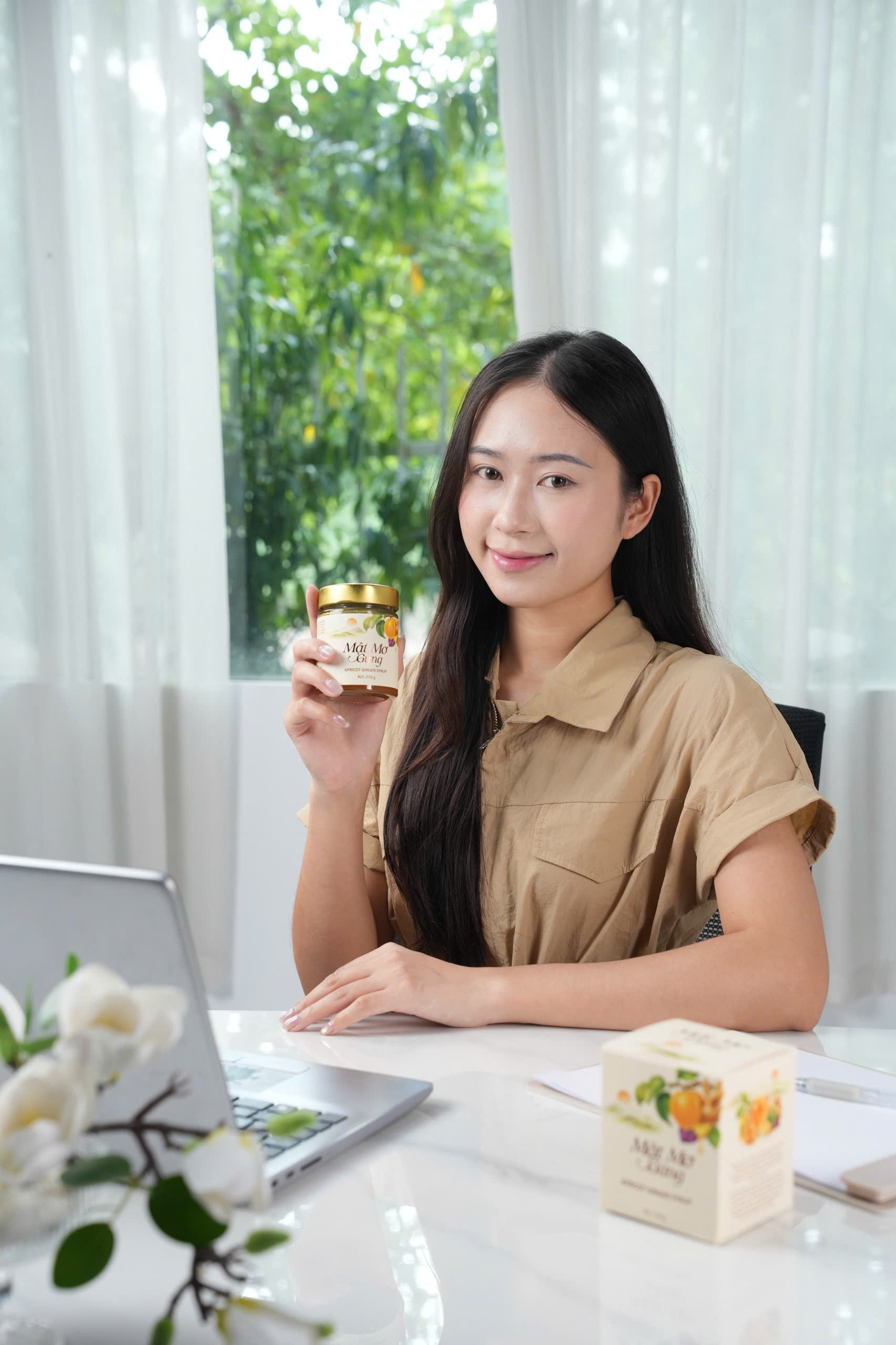 Mật Mơ Gừng là thức uống dưỡng sinh giúp dịu họng, giảm ho, ấm bụng và khoẻ mỗi ngày.