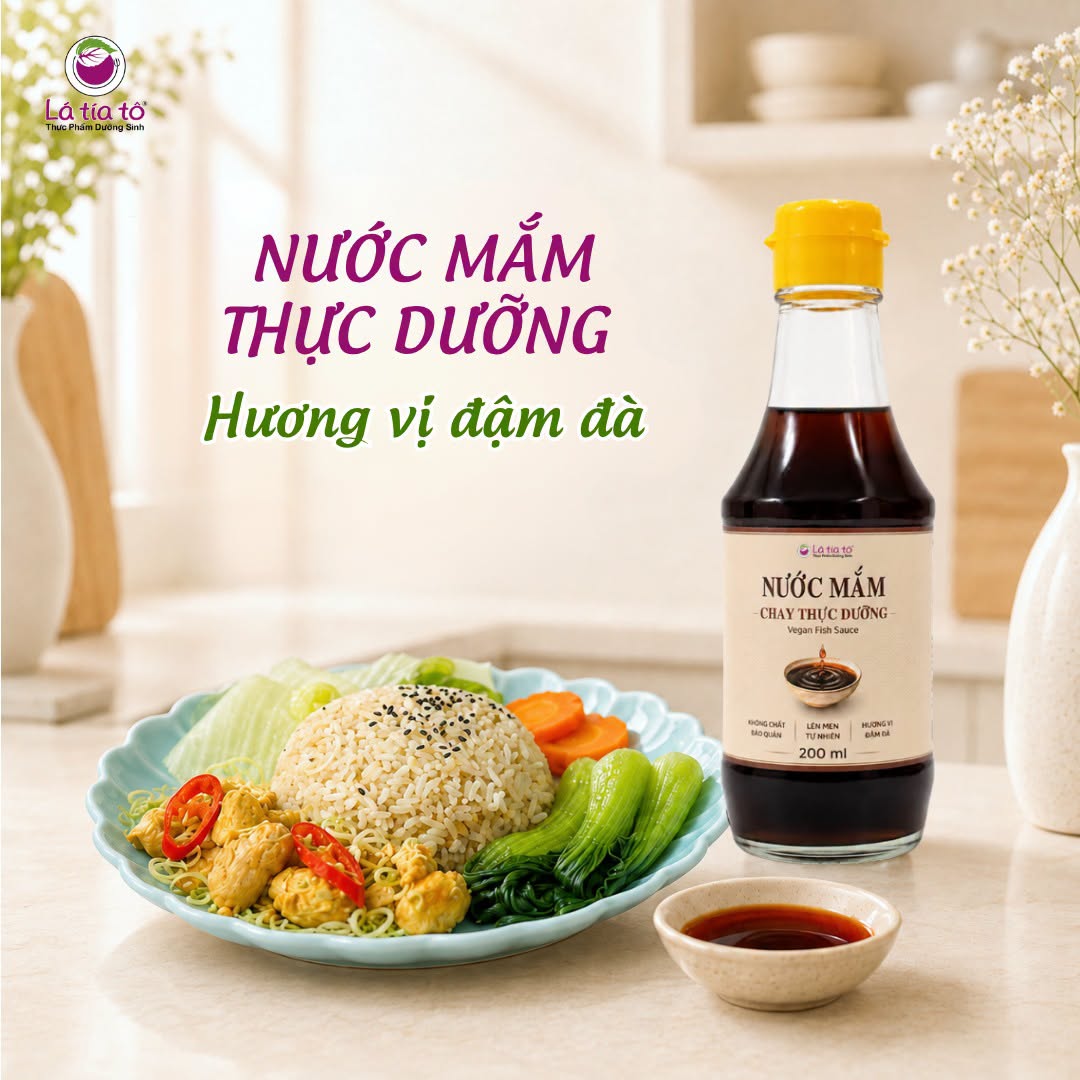 Nước mắm chay thực dưỡng được lên men tự nhiên từ đậu nành, dứa và muối biển.