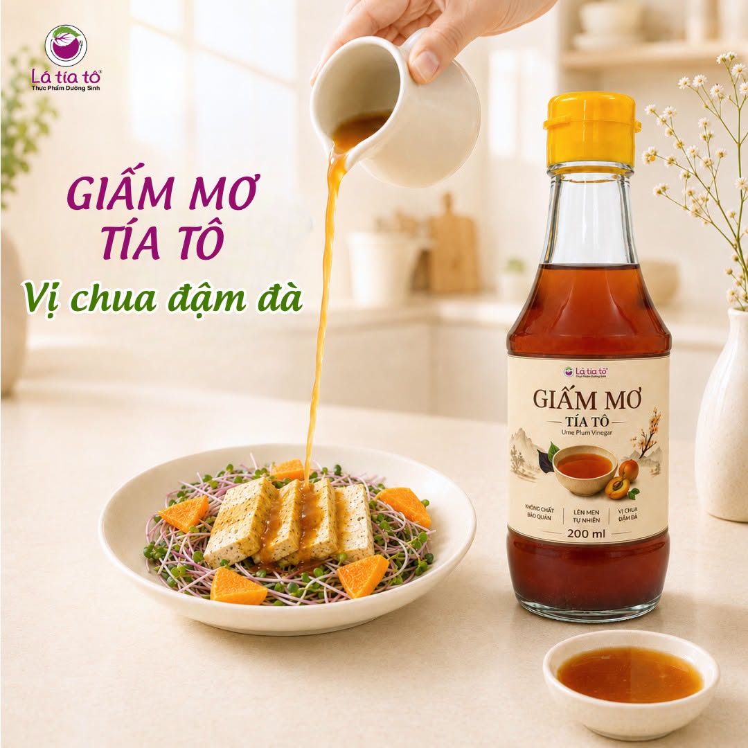 Giấm mơ Tía Tô là gia vị tự nhiên có vị chua đậm đà được dùng để pha nước uống và dùng trong chế biến.
