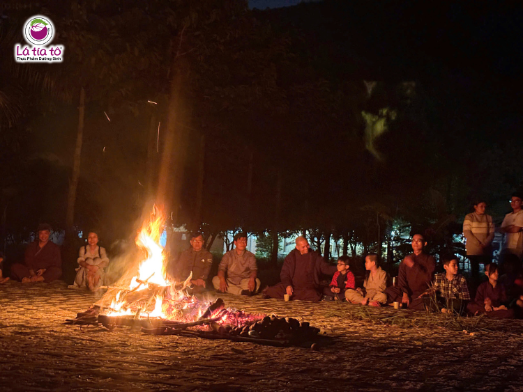Đốt lửa trại, kết nối và sẻ chia trong không gian thiêng liêng