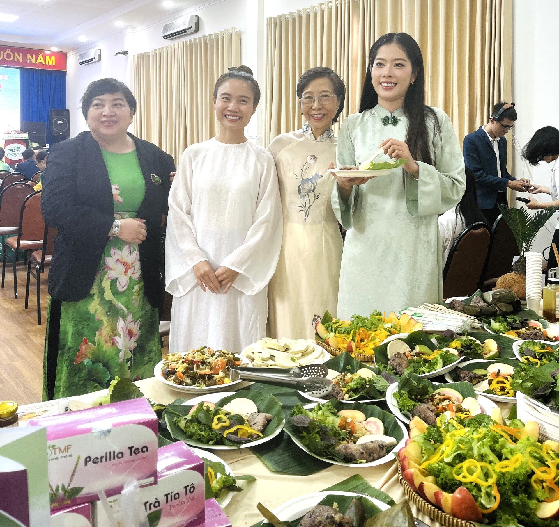 Các món chay thực dưỡng của Lá Tía Tô được khách mời yêu thích thưởng thức.