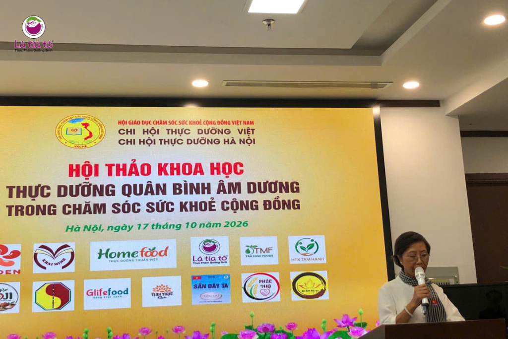 Cô Lê Thị Ngân, Nhà sáng lập của Lá Tía Tô, phát biểu tại Hội thảo Khoa học Thực dưỡng.