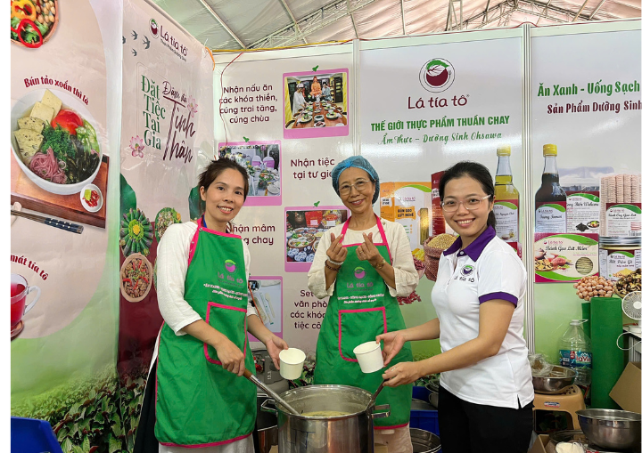 Lá Tía Tô hạnh phúc được phụng sự bằng cả trái tim trong Đại Lễ Vesak 2025