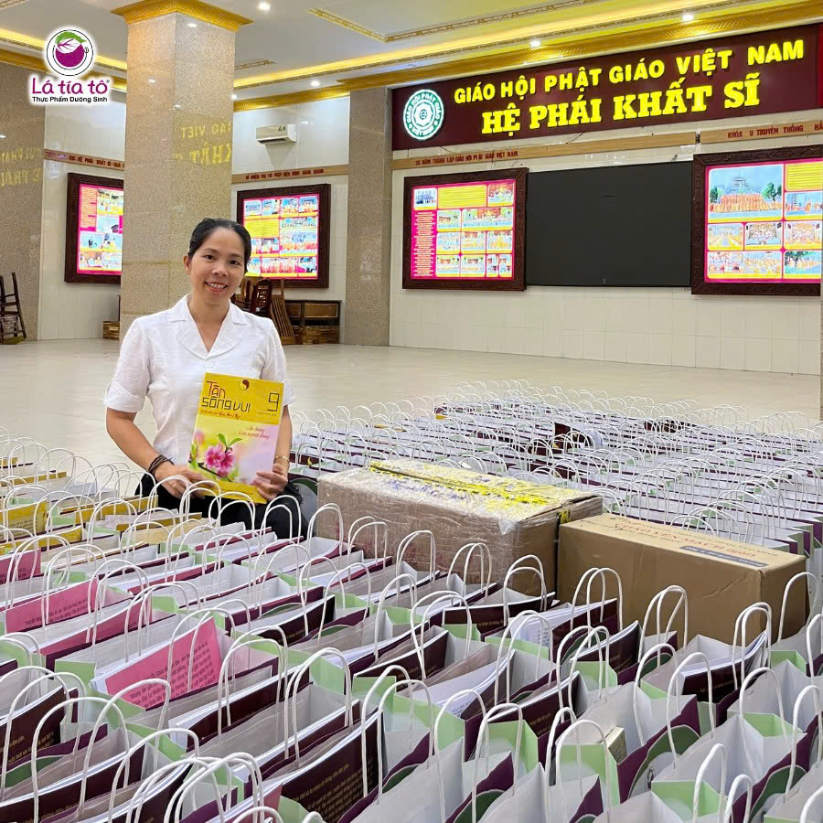 Chị Đặng Thị Dung - Đại diện Chay Thực dưỡng Lá Tía Tô - hộ trì Tam Bảo tại Pháp viện Minh Đăng Quang.