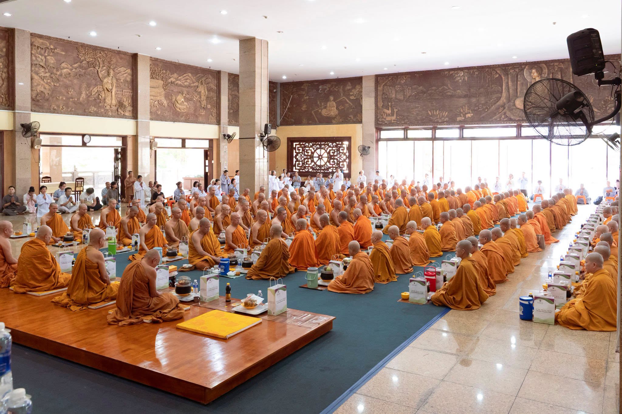 Lá Tía Tô thành kính hộ trì Tam Bảo.