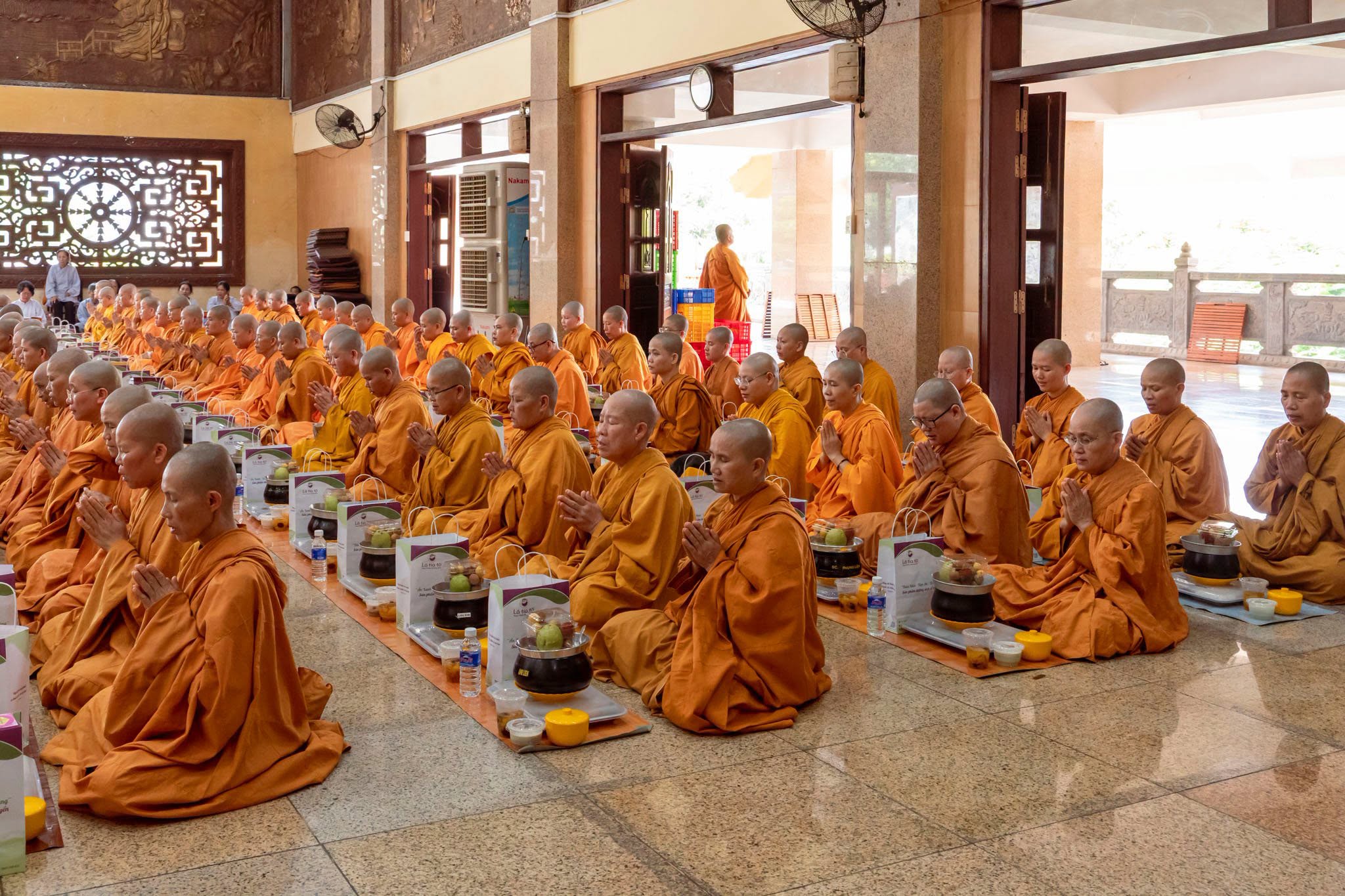 Lá Tía Tô thành kính hộ trì Tam Bảo.