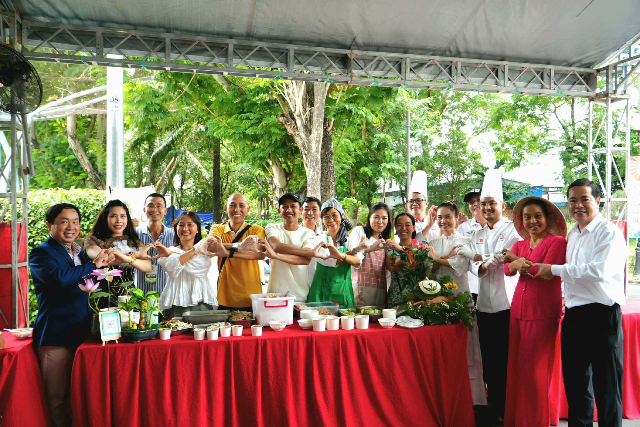 Kỷ niệm tại bàn buffet chay phục vụ tất cả mọi người tại lễ hội ẩm thực chay 2026.
