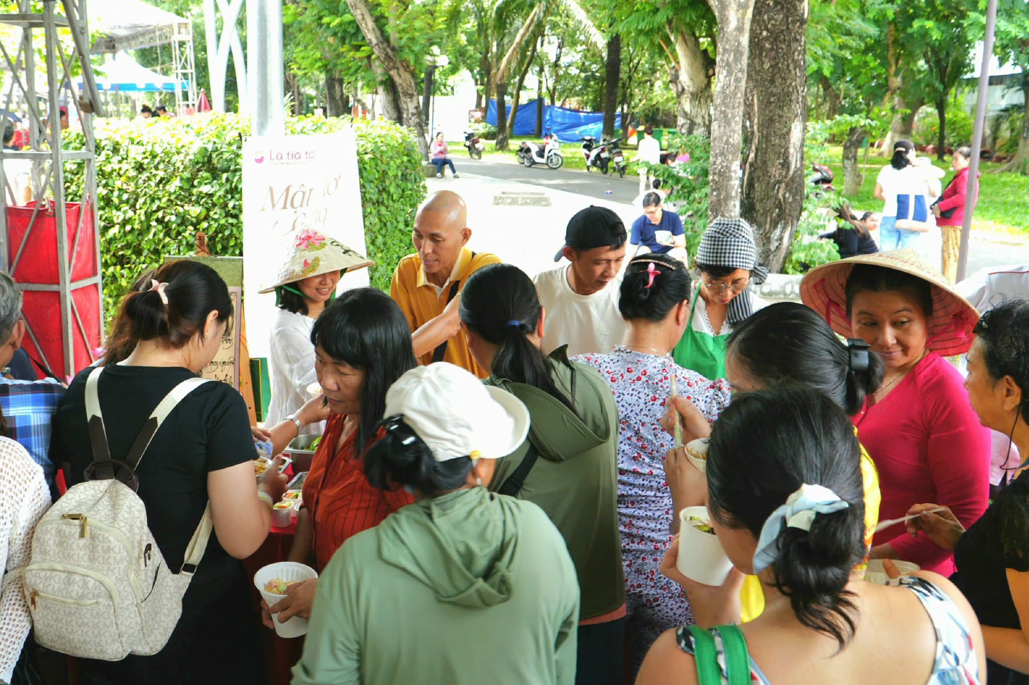 Đông đảo người dân thưởng thức buffet chay của Lá Tía Tô.