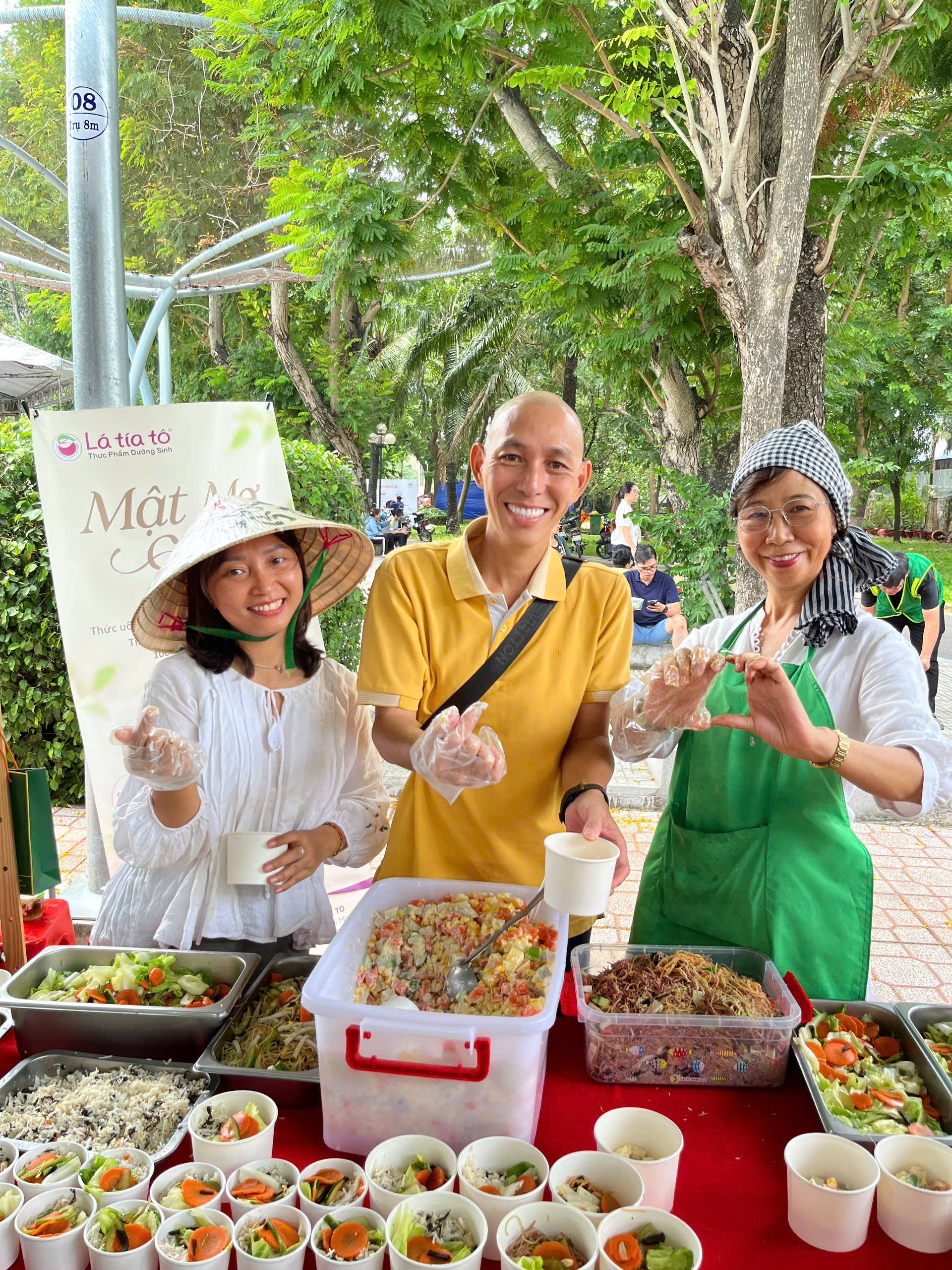 Cô Lê Thị Ngân (bên phải), đồng sáng lập Lá Tía Tô cùng mọi người tại bàn buffet chay.