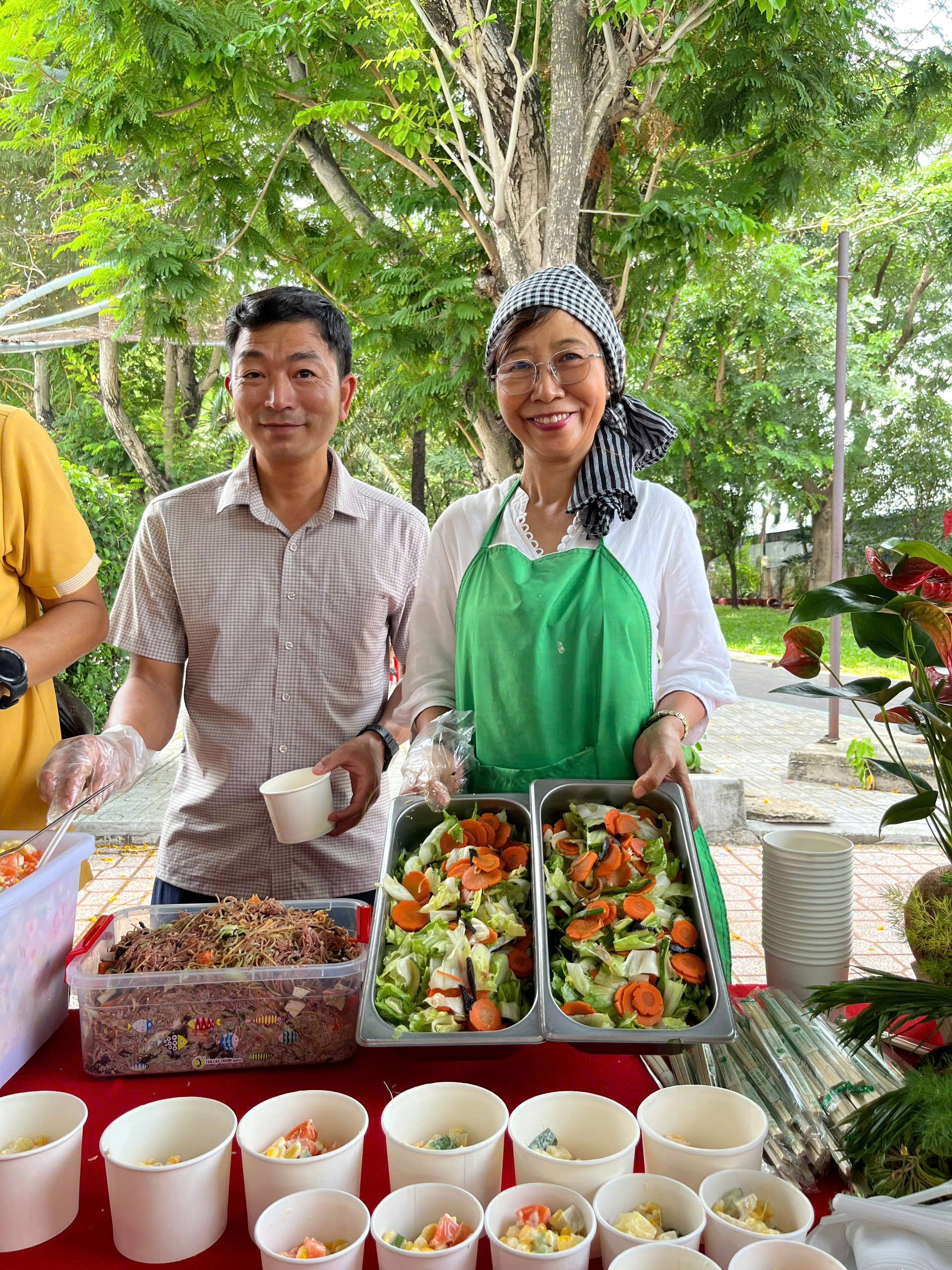 Cô Lê Thị Ngân hạnh phúc khi được chia sẻ những món ăn an lành đến cộng đồng.
