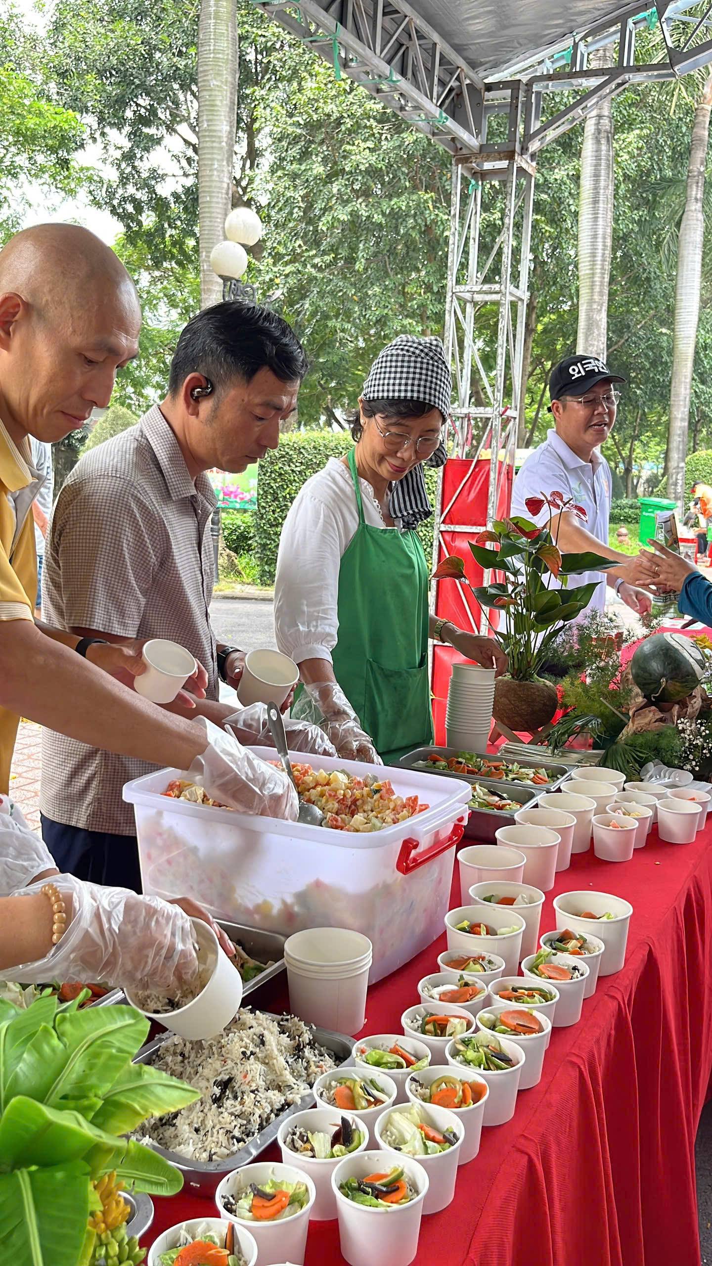 Cô Lê Thị Ngân phục vụ món bún trộn rong biển và salad.