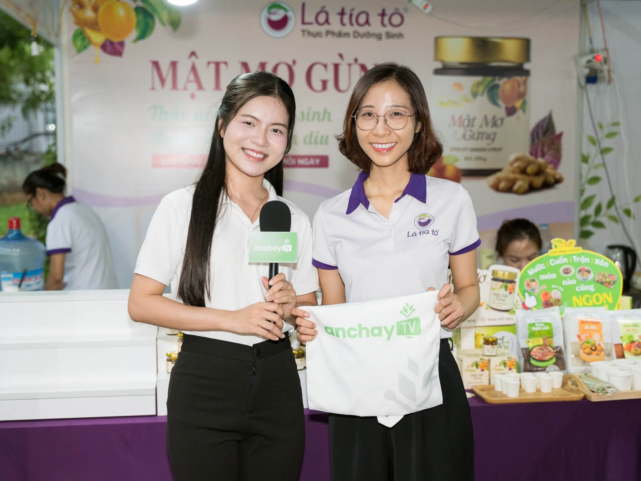 Ăn chay TV tại gian hàng Lá Tía Tô.