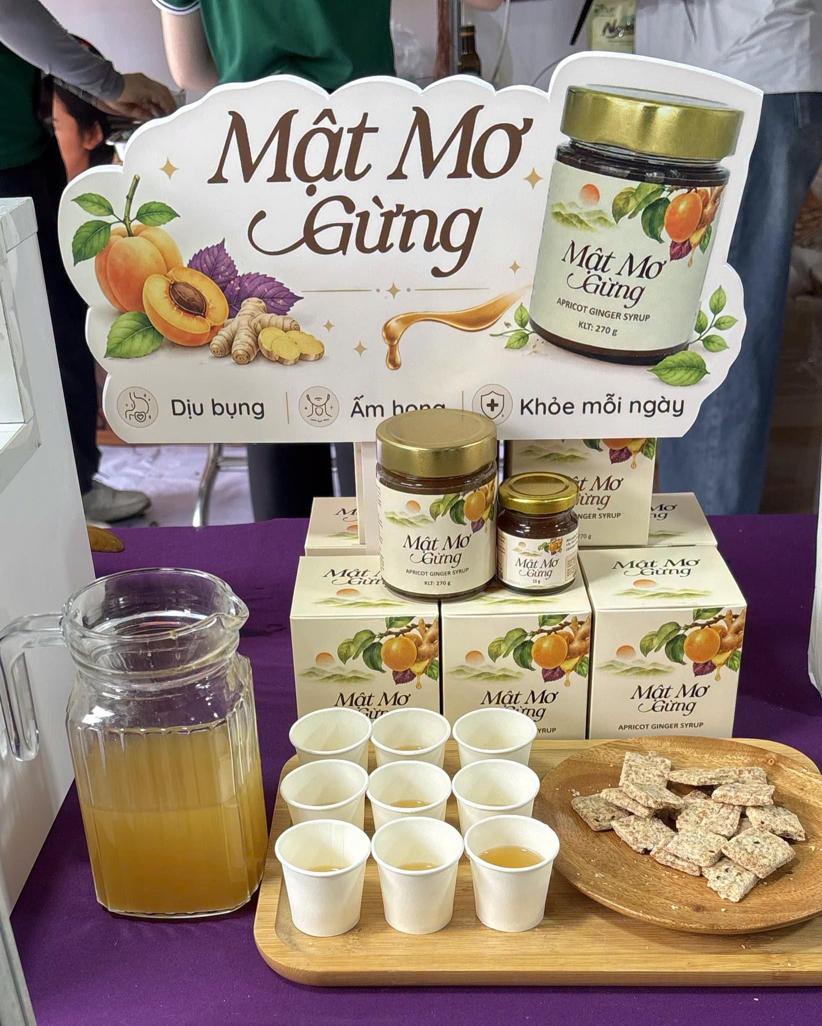 Mật mơ gừng và bánh gạo lứt mầm được Lá Tía Tô chuẩn bị để khách ghé tham quan và dùng thử.