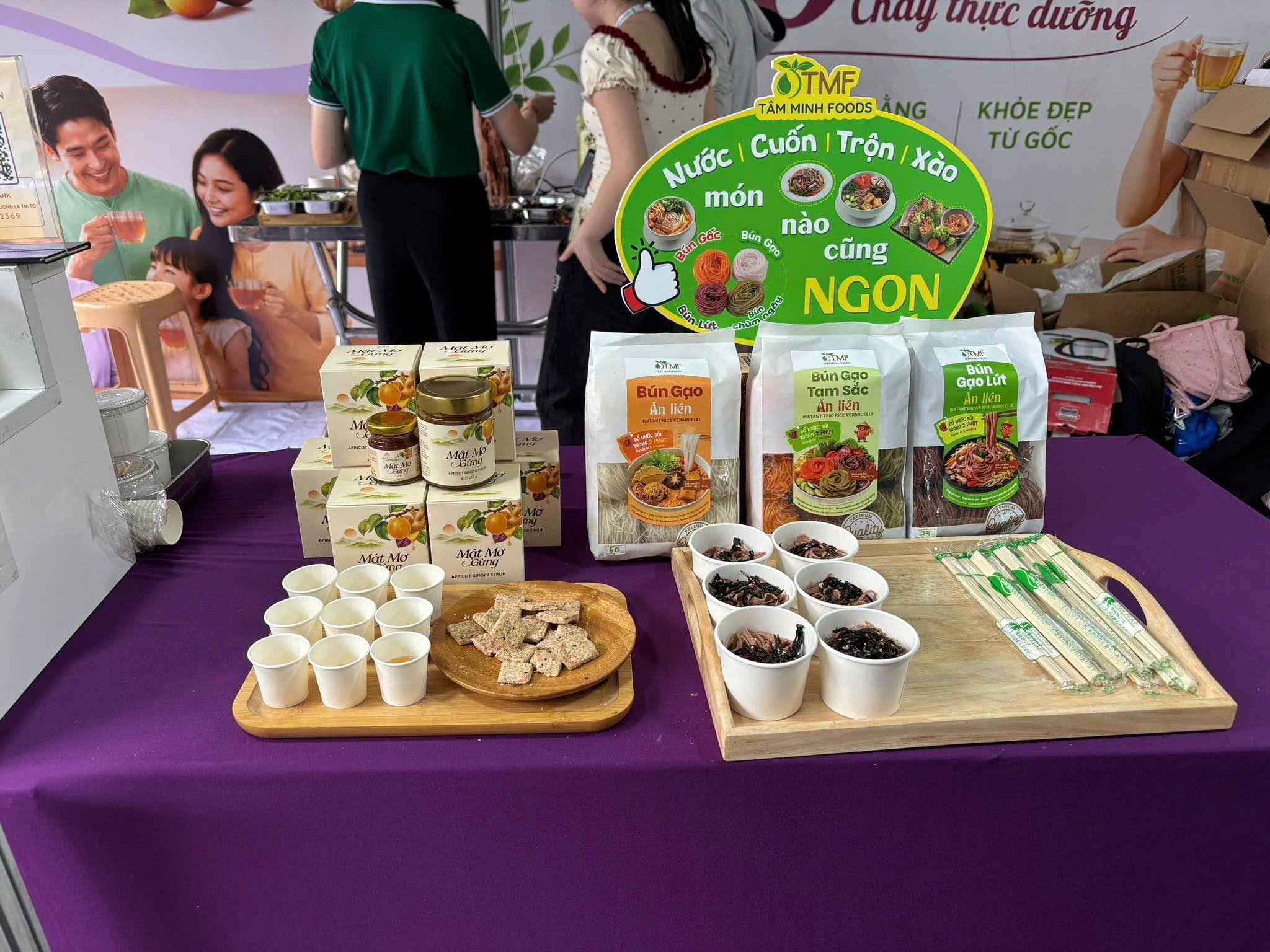 Bên cạnh Mật mơ gừng và Bánh gạo lứt mầm, Lá Tía Tô còn chiêu đãi món bún lứt và bún tam sắc ăn liền.