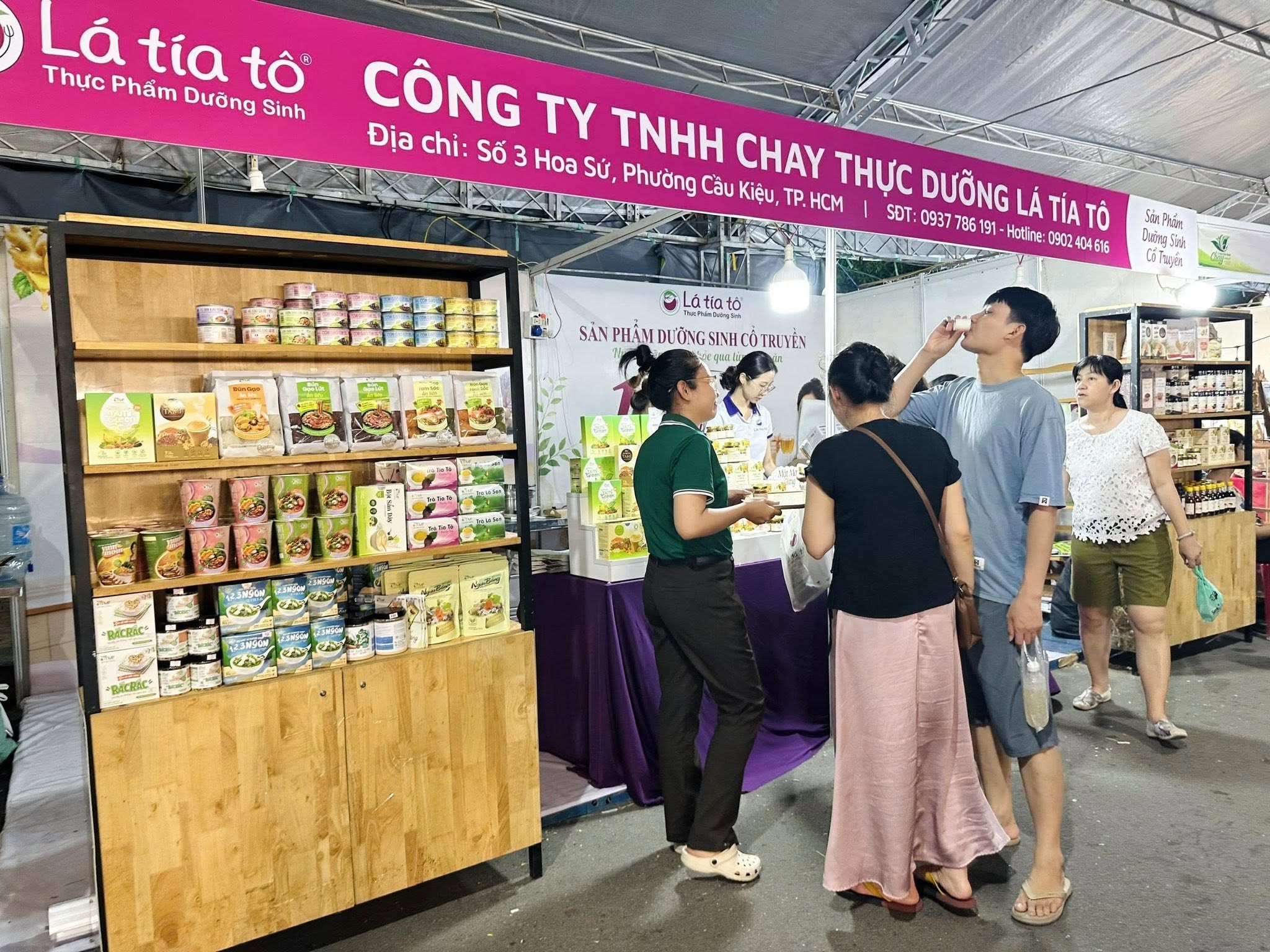 Đông đảo khách tham quan dùng thử Mật mơ gừng của Lá Tía Tô.